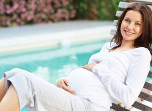 Những lưu ý dưới đây sẽ giúp bà bầu tắm đúng cách, an toàn nhất cho cả mẹ và bé. Ảnh: camnanglamme