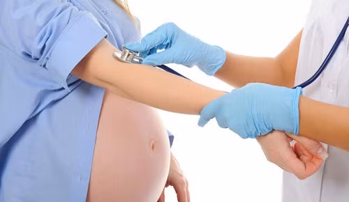 Không tắm khi bị tụt huyết áp. Không ít bà bầu thường xuyên bị tụt huyết áp. Khi cơ thể mệt mỏi, huyết áp xuống thấp, tốt nhất mẹ bầu không nên tắm. Khi tắm, nước ấm sẽ làm mạch máu trong cơ thể người mẹ giãn nở, máu đưa lên não của mẹ cũng như đưa chất dinh dưỡng đến cho con không đủ, có thể gây đến những hậu quả khó lường. Ảnh: baophunu