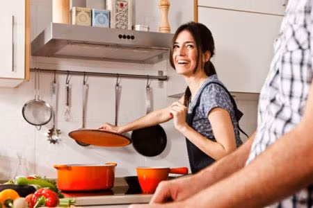 Cho muối ngay khi mỡ vừa sôi. Lưu ý khi xào thức ăn, bạn hãy cho muối vào ngay lúc dầu mỡ vừa sôi, khoảng 30 giây đến 1 phút sau hãy cho thức ăn vào xào thì sẽ giúp loại bỏ được 95% độc tố aflatoxin có trong muối.