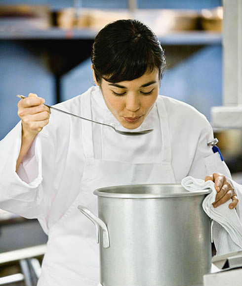 Và hãy nhớ là ăn ngay sau khi nấu. Hãy ăn ngay sau khi vừa nấu xong, vì thức ăn càng để lâu thì càng nguy hiểm.