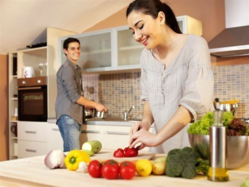 Thức ăn đã được nấu chín có thể bị nhiễm mầm bệnh do tiếp xúc trực tiếp với thức ăn sống hoặc gián tiếp với các bề mặt bẩn (như dùng chung dao, thớt để chế biến thực phẩm sống và chín).