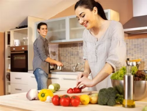 Thức ăn đã được nấu chín có thể bị nhiễm mầm bệnh do tiếp xúc trực tiếp với thức ăn sống hoặc gián tiếp với các bề mặt bẩn (như dùng chung dao, thớt để chế biến thực phẩm sống và chín).