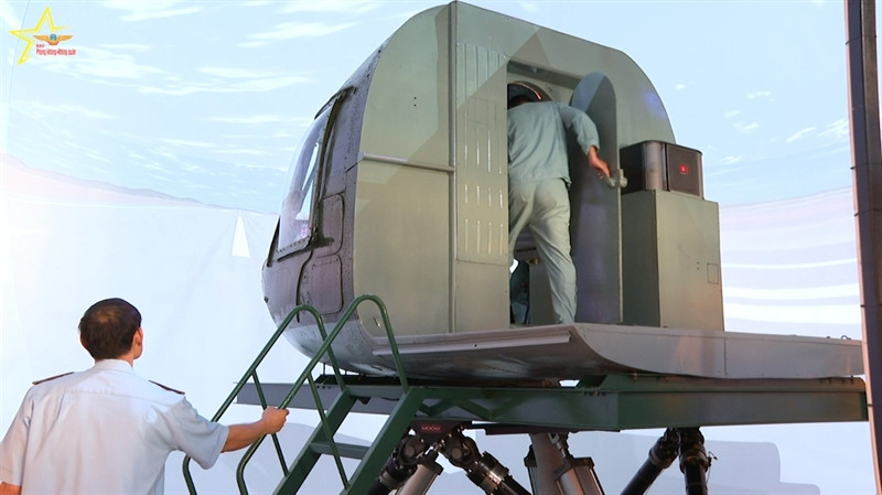 Về nội dung thực hành, các tổ bay thực hiện một chuyến bay đường dài đúng giờ kết hợp với xuyên mây hạ cánh và một chuyến kết hợp chọn bãi hạ cánh.