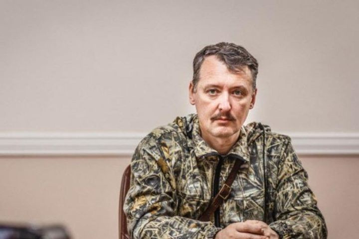 Theo thông tin của ông Strelkov, một đoàn chiến xa gồm khoảng 10 xe tăng Ukraine đã tiến dọc theo đường cao tốc Konstantinovskaya theo hướng Novobakhmutovka, Ocheretino, Novoselovka-2 và Kamenka đến làng Verkhnetoretskoye, thuộc huyện Yasinovatsky.