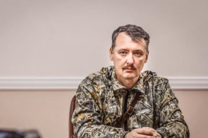 Theo thông tin của ông Strelkov, một đoàn chiến xa gồm khoảng 10 xe tăng Ukraine đã tiến dọc theo đường cao tốc Konstantinovskaya theo hướng Novobakhmutovka, Ocheretino, Novoselovka-2 và Kamenka đến làng Verkhnetoretskoye, thuộc huyện Yasinovatsky.