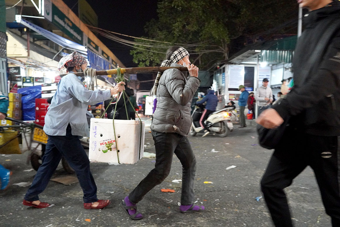 Nguoi lao dong miet mai trong cai ret de Tet am hon