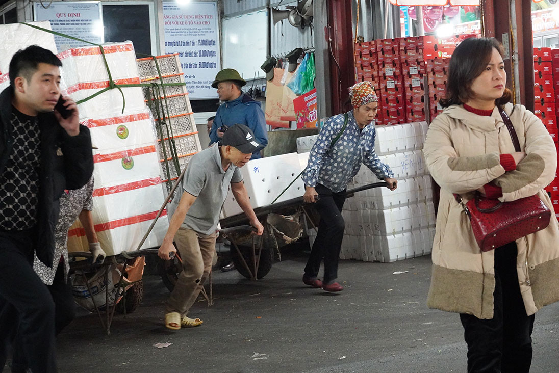 Nguoi lao dong miet mai trong cai ret de Tet am hon-Hinh-7