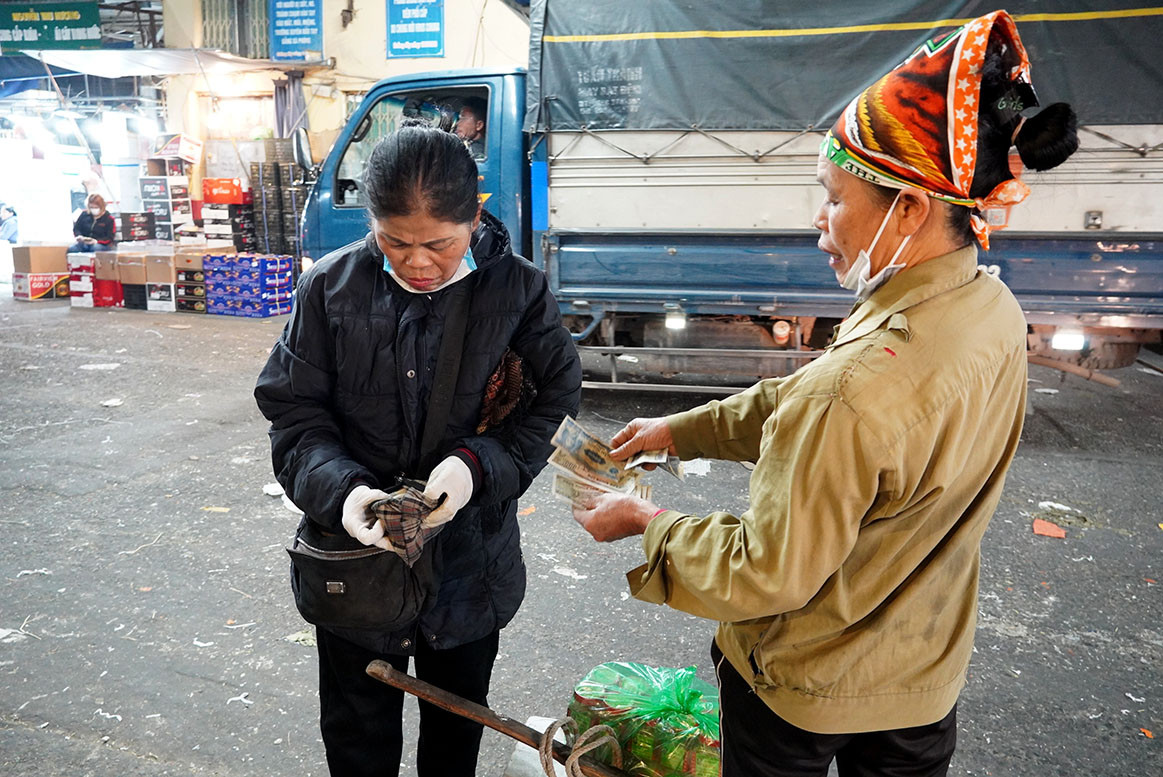 Nguoi lao dong miet mai trong cai ret de Tet am hon-Hinh-19