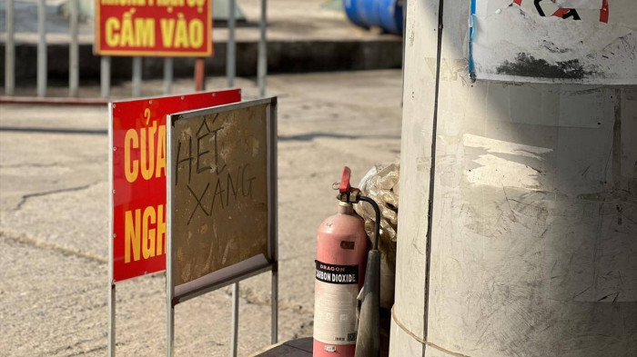 Ha Noi:Tai dien canh nhieu cua hang treo bien het xang