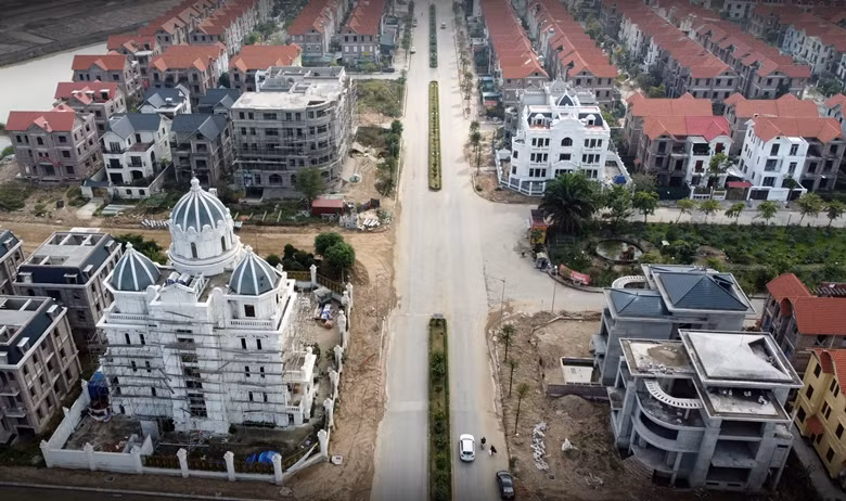 Bên trong KĐT mới Phú Lương còn rất nhiều căn biệt thự khủng xây dựng khác so với tổng thể các căn biệt thự khác.