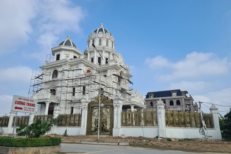 Căn biệt thự nguy nga mang phong cách kiến trúc cổ điển Châu Âu nổi bật giữa Khu đô thị mới Phú Lương.
