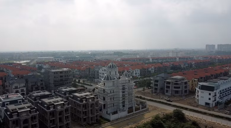 Nổi bật nhất là căn biệt thự được thiết kế theo kiến trúc cổ điển Châu Âu, trên nền diện tích 600m2. Từ tháng 5/2017, căn biệt thự này đã xây xong phần thô, với chiều cao khoảng 5 tầng.