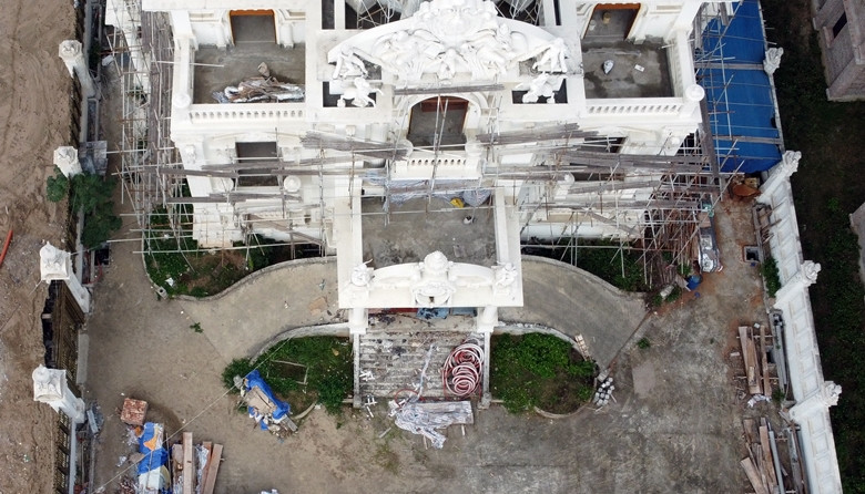 Hiện tại, nhiều hạng mục của căn biệt thự khủng này đang được khẩn trương hoàn thiện.