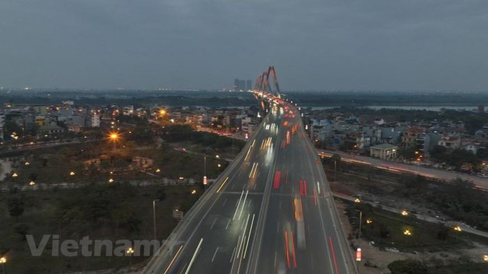 Khu vực đường Võ Chí Công hướng lên cầu Nhật Tân tương đối thông thoáng, các phương tiện di chuyển thuận lợi. (Ảnh: Minh Sơn/Vietnam+)