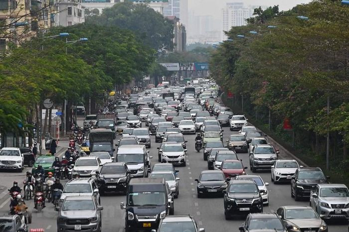 Khu vực nút giao Võ Chí Công-Xuân La ghi nhận tình trạng ùn ứ nhẹ, các phương tiện di chuyển chậm. (Ảnh: Minh Sơn/Vietnam+)