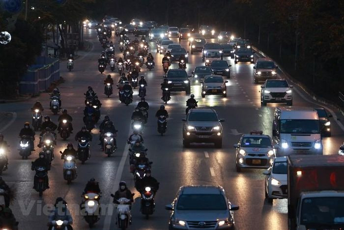 Lượng phương tiện tăng cao nhưng di chuyển tuần tự, không gây ra tình trạng ùn tắc. (Ảnh: Minh Sơn/Vietnam+)