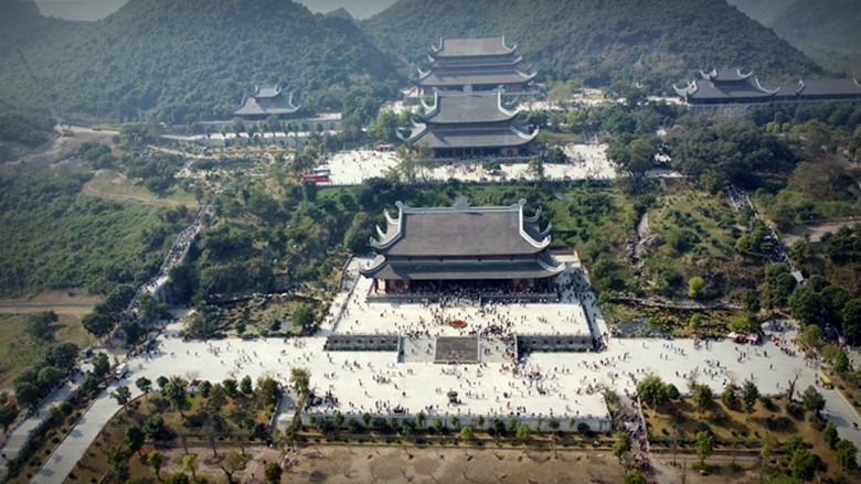 Từ mùng 3 đến mùng 8 Tết, mỗi ngày có khoảng trên dưới một vạn du khách đến chùa Tam Chúc để tham quan, chiêm bái cầu lộc, cầu tài ngày đầu năm mới.