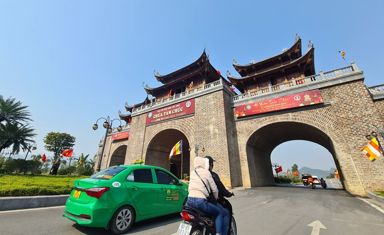 Theo Ban Quản lý chùa Tam Chúc, năm nay, lượng khách đến chùa tăng đáng kể so với những năm bị ảnh hưởng của dịch Covid-19. Đặc biệt, Khu du lịch Tam Chúc có thêm một điểm mới là “Phố cổ Tam Chúc”, nằm cách chùa khoảng 6km.