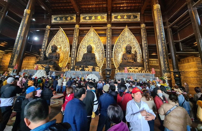 Bên trong các điện, du khách hành lễ cầu khấn, mong một năm mới thuận buồn xuôi gió và gặp nhiều điều may mắn.