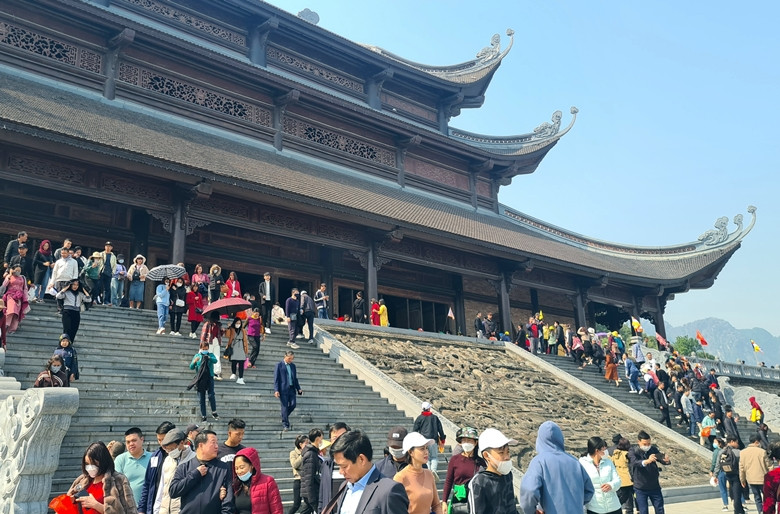 Công an tỉnh Hà Nam cũng phối hợp với chính quyền địa phương và các lực lượng chức năng triển khai các phương án đảm bảo an ninh trật tự, phòng chống cháy nổ, an toàn giao thông trên địa bàn…