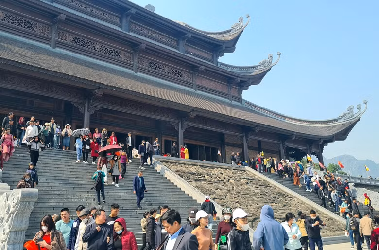 Công an tỉnh Hà Nam cũng phối hợp với chính quyền địa phương và các lực lượng chức năng triển khai các phương án đảm bảo an ninh trật tự, phòng chống cháy nổ, an toàn giao thông trên địa bàn…