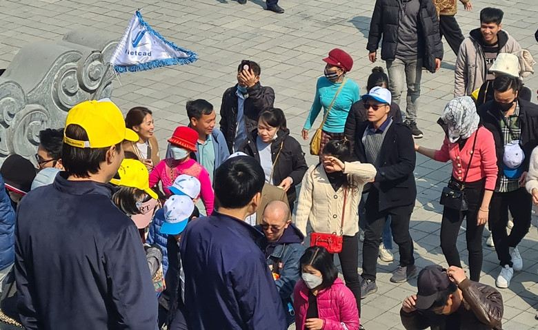 Dù vậy, hầu hết mọi người khi đến chùa Tam Chúc du xuân, vãn cảnh năm mới đều mang tâm trạng vui tươi, phấn khởi.