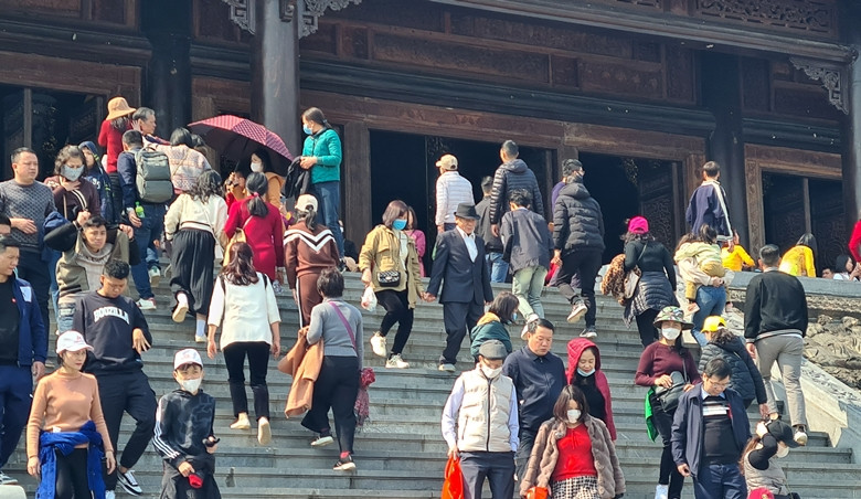 Thời tiết hôm nay ở Bắc Bộ có chút nắng nhẹ, nhưng di chuyển bên ngoài trời vẫn rét.