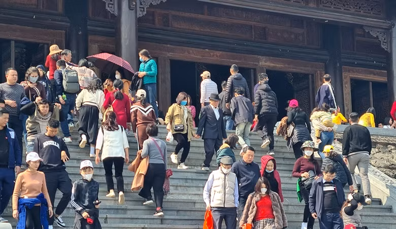 Thời tiết hôm nay ở Bắc Bộ có chút nắng nhẹ, nhưng di chuyển bên ngoài trời vẫn rét.