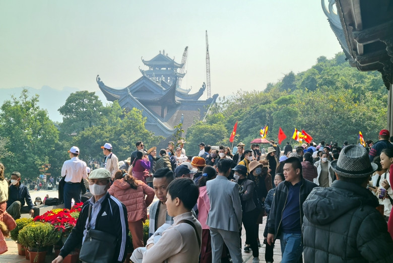 Để phục vụ du khách, Ban Quản lý đã bố trí khoảng 20 thuyền lớn và 60 thuyền nhỏ. Ngoài ra còn bố trí hơn 100 xe buýt tăng cường để tránh tình trạng ùn tắc, không có phương tiện phục vụ du khách.