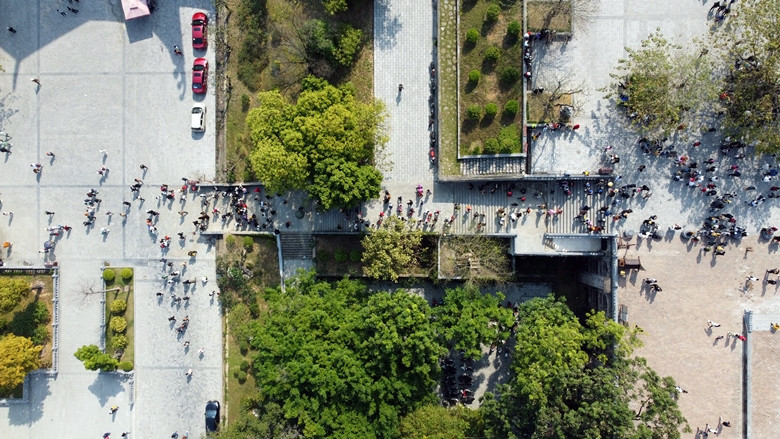 Nhận định lượng du khách đến chùa Tam Chúc đông trong những ngày đầu năm, Ban Quản lý chùa đã kết hợp với lực lượng chức năng huyện Kim Bảng (tỉnh Hà Nam) lên phương án hướng dẫn, phân luồng, đảm bảo an toàn giao thông cho khách đến du xuân.