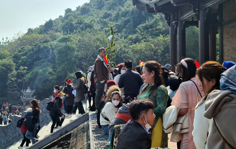 Du khách đến chùa Tam Chúc khá đông, nhưng không rơi vào cảnh phải chen chúc trong ngày mùng 8 Tết.