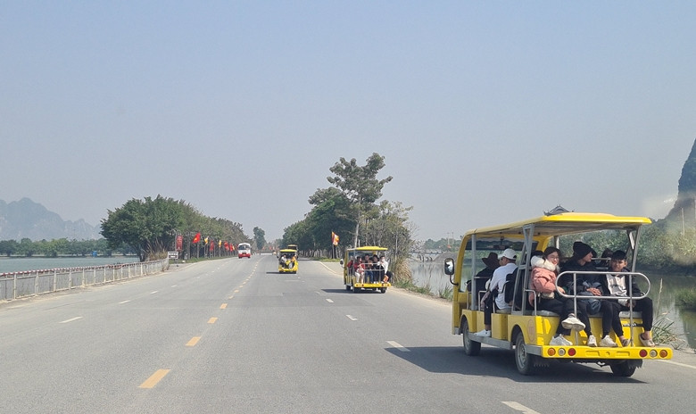 Giá vé du thuyền và xe điện năm nay dao động 200 nghìn đồng - 290 nghìn đồng/lượt.