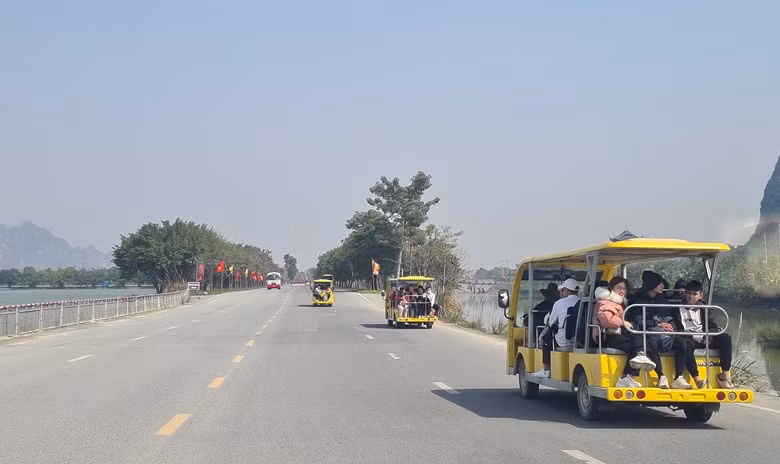 Giá vé du thuyền và xe điện năm nay dao động 200 nghìn đồng - 290 nghìn đồng/lượt.