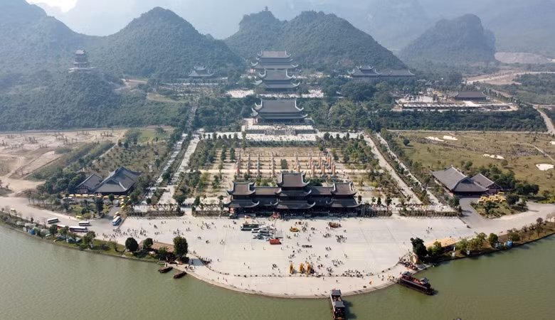 Ngày 29/1 (mùng 8 Tết), đại diện Ban Quản lý chùa Tam Chúc cho biết, đến ngày 12 tháng Giêng chùa Tam Chúc mới tổ chức lễ khai xuân nhưng từ ngày mùng 3 Tết du khách đã đến du xuân, vãn cảnh.