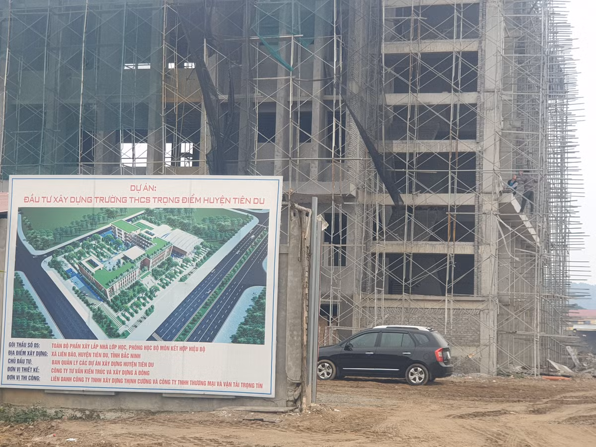 Dự án đầu tư xây dựng công trình trường THCS trọng điểm huyện Tiên Du (tại xã Liên Bão, huyện Tiên Du, tỉnh Bắc Ninh) có giá trị hơn 146 tỷ đồng được giao cho BQL các dự án xây dựng huyện Tiên Du làm chủ đầu tư. (Ảnh: VOV).
