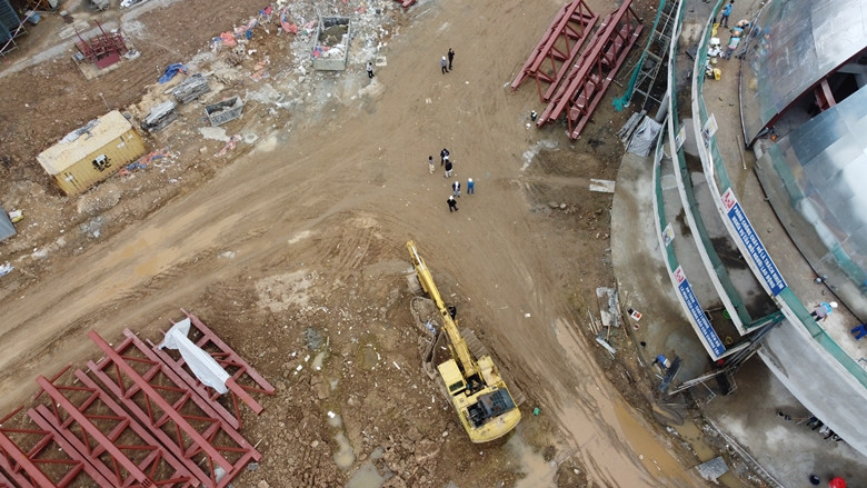 Công nhân cùng trang thiết bị vật tư, máy móc được huy động đến công trường thi công để đảm bảo hoàn thành đúng tiến độ.