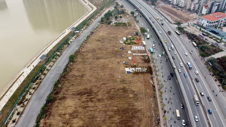 Khu đất CV1 Cầu Giấy có tổng diện tích gần 32ha, nằm tại khu vực giao cắt giữa đường Dương Đình Nghệ và Phạm Hùng thuộc địa bàn 2 quận Nam Từ Liêm và Cầu Giấy.