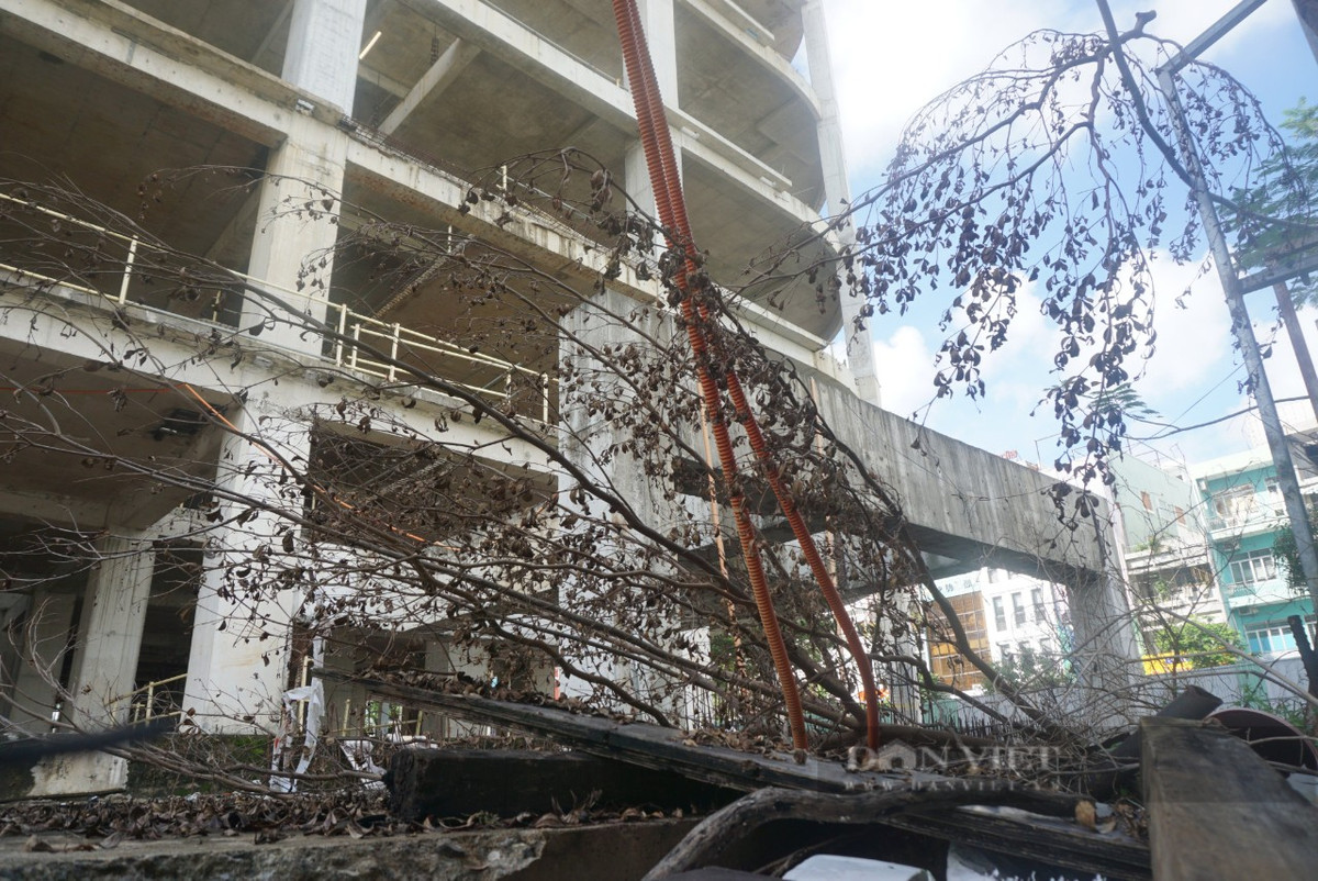 Sau 3 năm triển khai, tiến độ thi công của Golden Square rất ì ạch. Đến năm 2016, dự án này mới xây dựng lên mặt bằng sàn tầng thứ 2 do nhiều năm bị dừng thi công vì thiếu vốn. (Ảnh: Dân Việt).