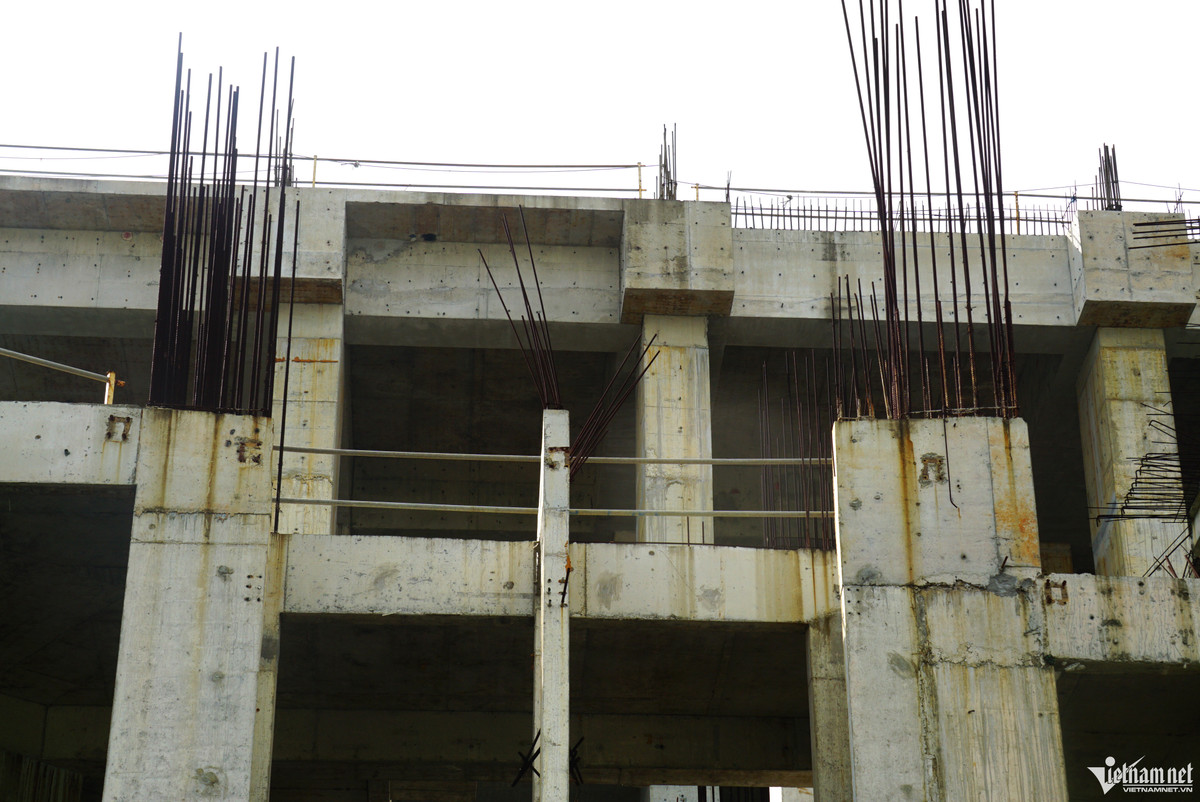 Khối khách sạn 27 tầng theo kế hoạch ban đầu là 277 phòng, sau khi chuyển đổi mô hình tăng lên 353 phòng, tăng thêm 2 tầng kỹ thuật thang máy để đáp ứng nhu cầu di chuyển. (Ảnh: Vietnamnet).