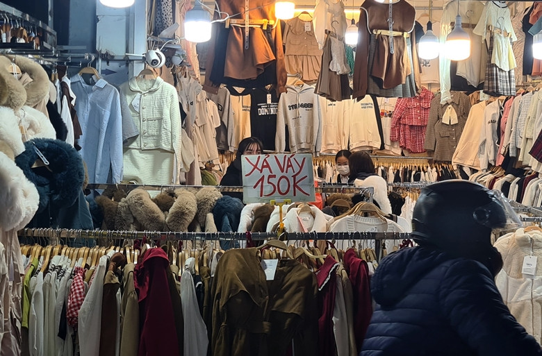 Một ki-ốt trưng biển xả váy 150 nghìn đồng rất rõ để thu hút sự chú ý.