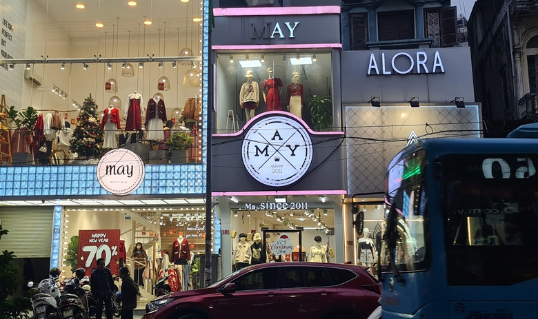 Nhiều cửa hàng quần áo dọc đường Cầu Giấy giảm giá "khủng" đến 70%/sản phẩm.