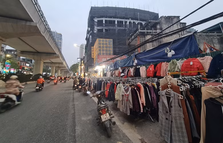 Quần áo giảm giá còn được bày bán la liệt dọc vỉa hè đường Cầu Giấy.