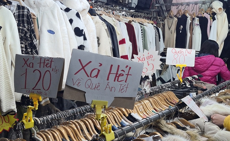 Nhiều sản phẩm quần, áo bán ở đây bán giá vài chục cho đến vài trăm nghìn đồng.