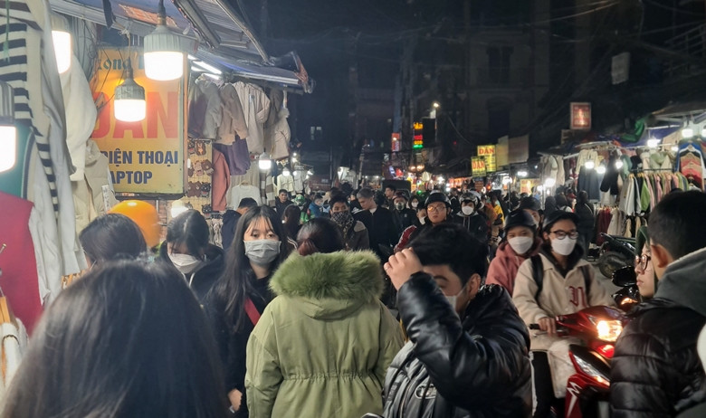 Lối ra vào khu chợ Phùng Khoang dịp nghỉ lễ Tết Dương lịch luôn đông kín.