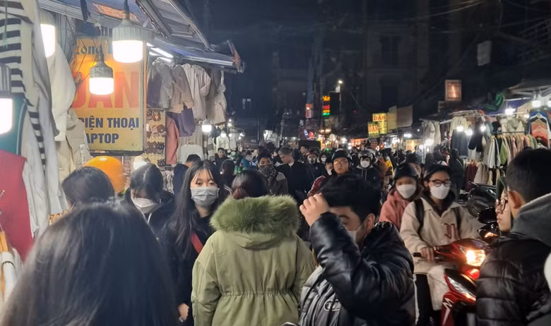 Lối ra vào khu chợ Phùng Khoang dịp nghỉ lễ Tết Dương lịch luôn đông kín.