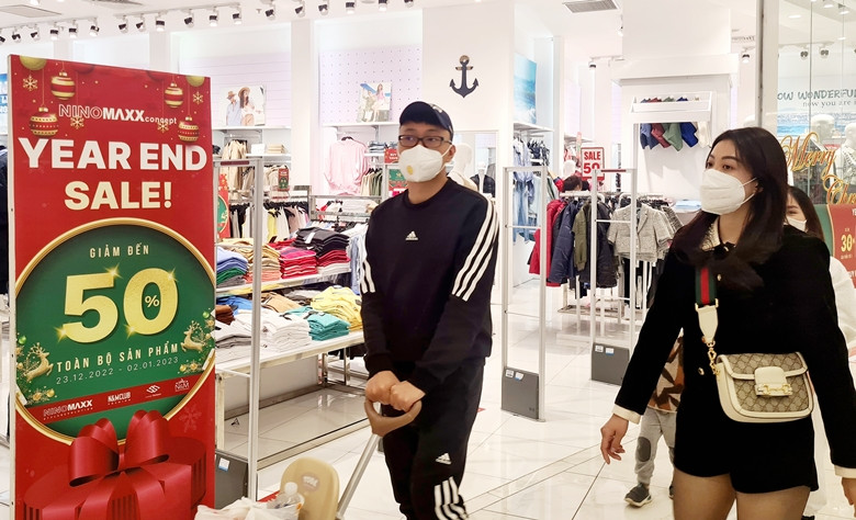 Tuy nhiên, lượng khách hàng mua sắm bên trong TTTM này khá thưa thớt. Lượng khách hàng đổ về TTTM này chủ yếu vui chơi, ăn uống.