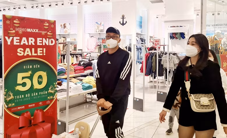 Tuy nhiên, lượng khách hàng mua sắm bên trong TTTM này khá thưa thớt. Lượng khách hàng đổ về TTTM này chủ yếu vui chơi, ăn uống.