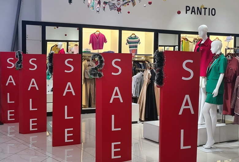 Nhiều gian hàng trưng biển giảm giá mạnh.