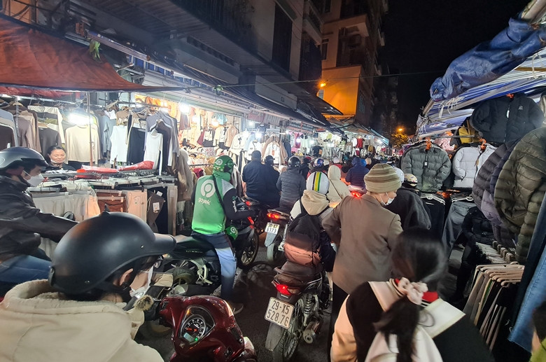 Trong dịp nghỉ lễ Tết Dương lịch, khách hàng kéo đến các cửa hàng quần áo trên đường Cầu Giấy và khu chợ Nhà Xanh để mua sắm một cách đông đúc, nhộn nhịp.