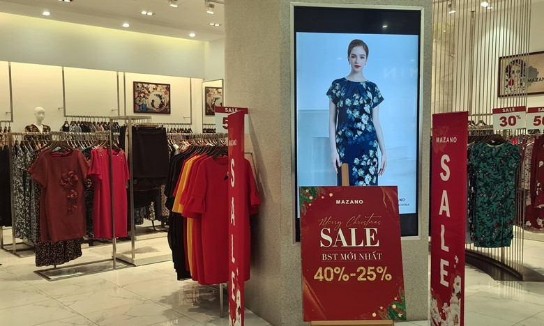 Các sản phẩm đều được khuyến mại cho khách mua sắm dịp Tết.